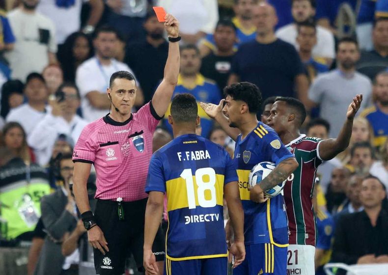El árbitro colombiano Wilmar Roldán expulsó a Fabra por agresión.