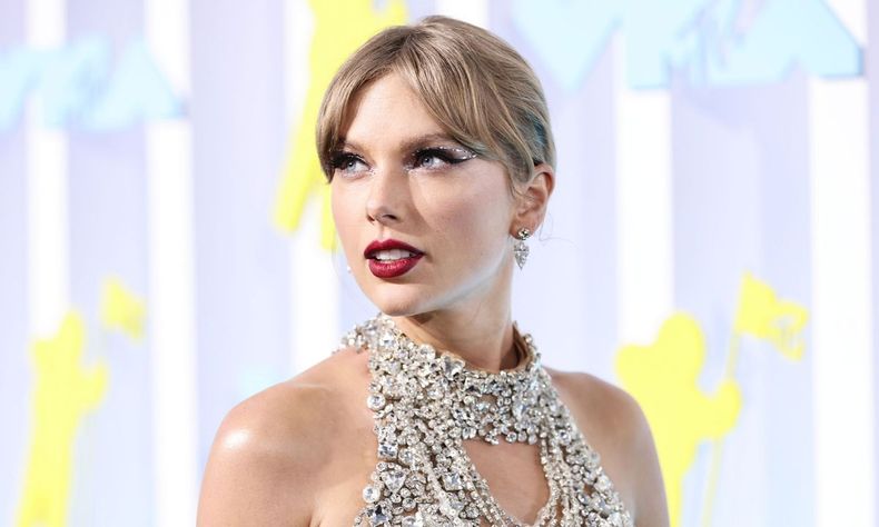 Taylor Swift publicó su nuevo álbum y rompió muchos récords juntos.