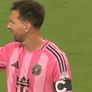 El momento exacto en el que Lionel Messi le hizo el gesto a la hinchada tras el cántico. El momento exacto en el que Lionel Messi le hizo el gesto a la hinchada tras el cántico.
