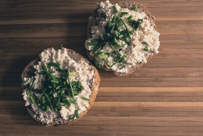 Qué beneficios tiene el queso cottage.