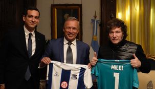 El presidente de Talleres, Andrés Fassi, le regaló un buzo de arquero a Milei.