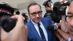 Estoy viviendo en Airbnbs, voy donde está el trabajo. Literalmente no tengo casa, eso es lo que estoy intentando explicar, dijo el actor Kevin Spacey, acusado de múltiples abusos sexuales.