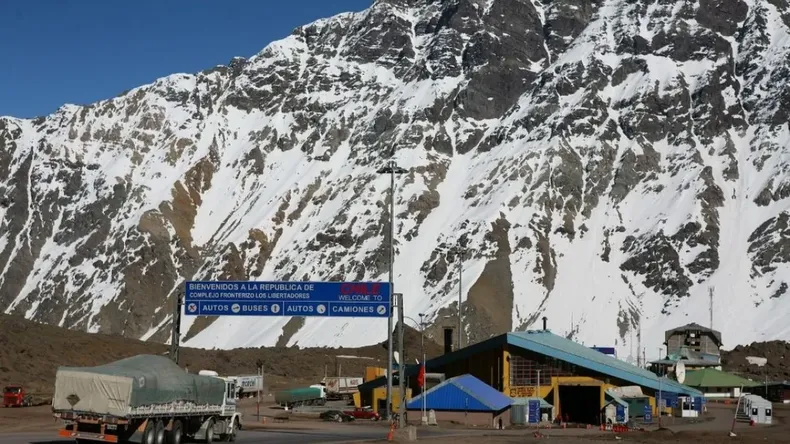 Advierten demoras en la frontera con Chile por el regreso de miles de argentinos