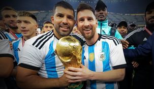 El Kun Agüero junto a Lionel Messi levantando la Copa del Mundo. El Kun Agüero junto a Lionel Messi levantando la Copa del Mundo.