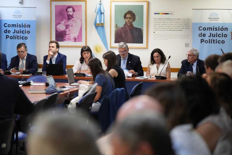 El oficialismo afirmó que la oposición quiso montar un circo durante el inicio juicio político