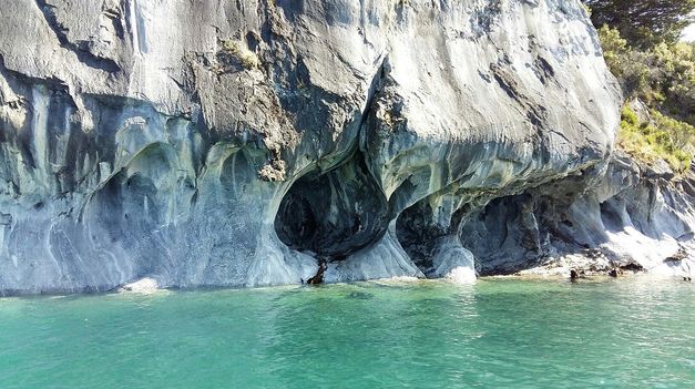 Los visitantes pueden realizar increíbles trekkings al Cerro Castillo, navegar hasta las míticas Catedrales de Mármol, caminar sobre el Glaciar Exploradores.