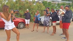 Pampita se diferencia de Vicuña: las divertidas fotos con los paparazzis Pampita se diferencia de Vicuña: las divertidas fotos con los paparazzis