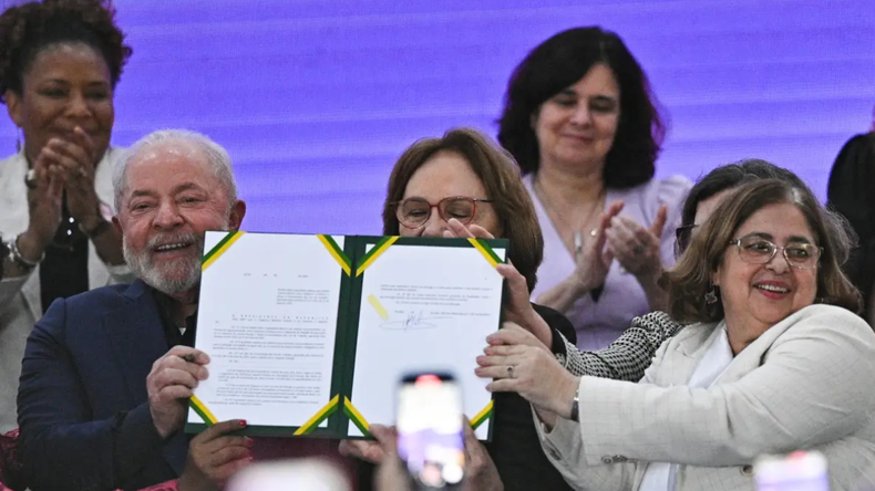 Lula Da Silva sancionó una ley de paridad salarial entre hombres y mujeres&nbsp;