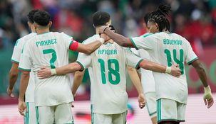 Rayid Mahrez, Mohamed Amoura y Hicham Boudaoui, las figuras de Argelia.
