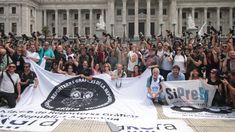 Fotógrafos hicieron un camarazo frente al Congreso en repudio a la represión Fotógrafos hicieron un camarazo frente al Congreso en repudio a la represión