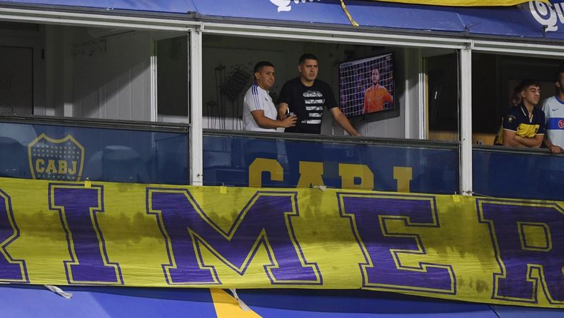El vicepresidente segundo, Román Riquelme, junto a su hermano en un palco.