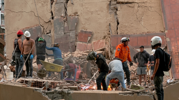 Los equipos de emergencia trabajan contra el reloj para rescatar a quienes quedaron bajo los escombros.