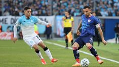 Juanfer Quintero presiona a Claudio Corvalán, capitán de Unión. Juanfer Quintero presiona a Claudio Corvalán, capitán de Unión.