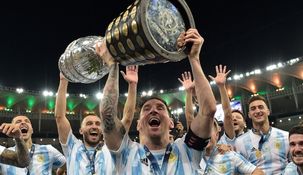 Messi levantando la Copa América en el Maracaná de Río de Janeiro, en julio de 2021.