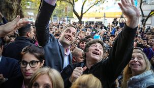 Adorni, junto a Milei y su hermana Karina en plena campaña.