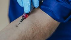 AstraZeneca estudia adaptar su vacuna a la variante Ómicron de Covid-19. AstraZeneca estudia adaptar su vacuna a la variante Ómicron de Covid-19.