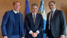 El presidente de YPF, Pablo González, y el CEO de la compañía, Pablo Iuliano, con el gobernador de Neuquén, Omar Gutiérrez.