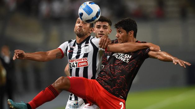 Alianza y River protagonizan un partido parejo.