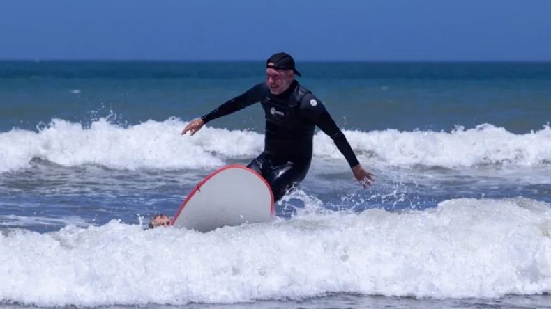 Larreta durante su clase de surf.