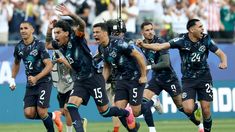 Los jugadores de Paraguay festejan la clasificación a octavos.