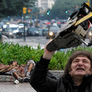 Casi el 67% de la gente ya no cree en el relato de la herencia recibida y culpa a Milei por la pobreza (Imagen generada con IA)
