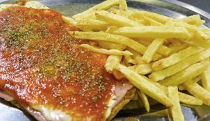 Las milanesas son enormes e ideales para compartir.