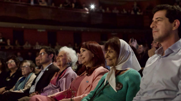 Ambos dirigentes participaron del 47° Aniversario de Abuelas de Plaza de Mayo, en medio de la interna del PJ.&nbsp;