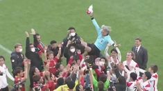 Murakami fue homenajeado por los jugadores. Murakami fue homenajeado por los jugadores.