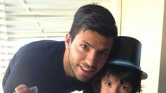 Tras su viaje con Karina, el Kun Agüero fue al acto de su hijo Benjamín Tras su viaje con Karina, el Kun Agüero fue al acto de su hijo Benjamín