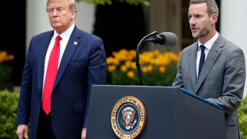 Donald Trump junto a Boehler.