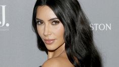 Kim Kardashian es otra de las famosas que eligen el dorado para sus trajes de baño. Kim Kardashian es otra de las famosas que eligen el dorado para sus trajes de baño.