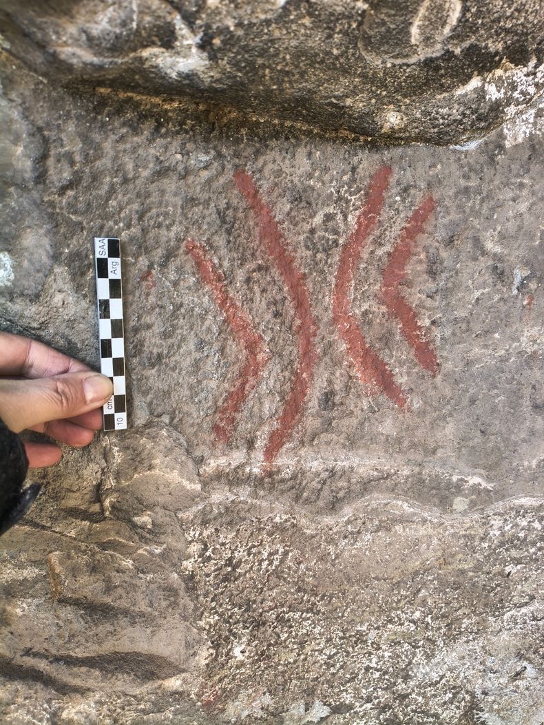 Los sitios tienen una antigüedad estimada de más de 500 años, previos a la colonización europea, donde se encontraron cuevas, aleros, pircas, pinturas rupestres e instrumentos y fragmentos líticos .