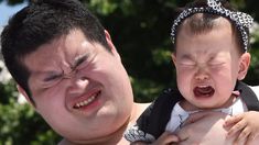 La extraña tradición que se realiza en Japón con luchadores de sumo y bebés.