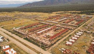 El gobierno riojano dará continuidad a la obra de 1075 viviendas.