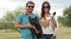 Paula Chaves y una perlita durante un movil con un perro rescatado Paula Chaves y una perlita durante un movil con un perro rescatado
