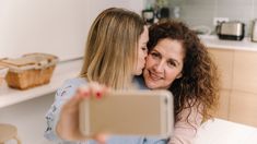 La justicia mendocina prohibió a una madre subir fotos de su hija a redes sociales, por pedido de la adolescente. La justicia mendocina prohibió a una madre subir fotos de su hija a redes sociales, por pedido de la adolescente.