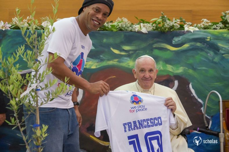 Ronaldinho estuvo junto al papa Francisco en la presentación del Partido de la Paz realizada en mayo.