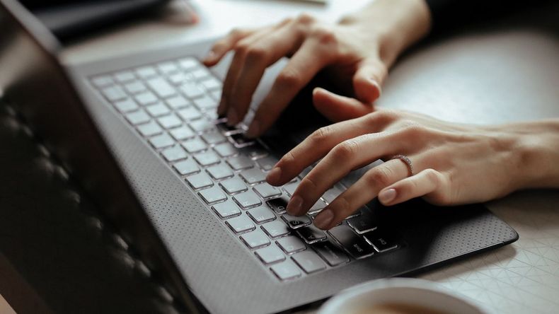 Evita exponer la computadora a condiciones extremas de temperatura, ya que esto puede afectar negativamente la vida útil de la batería.