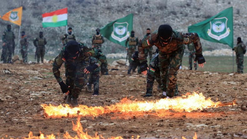 Milicias kurdas iraníes del Partido de la Libertad del Kurdistán (PAK) entrenando en Irak en febrero de 2026. Fuente: France 24.