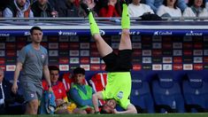 Producto del impacto de Simeone, el asistente terminó con las piernas en alto. Producto del impacto de Simeone, el asistente terminó con las piernas en alto.