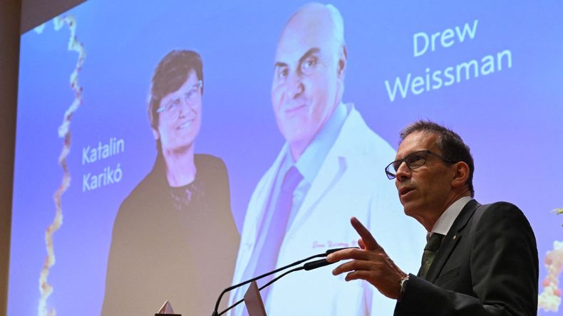 La bioquímica húngara Katalin Karikó y el investigador estadounidense Drew Weissman