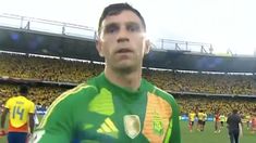 Dibu Martínez se enojó con un camarógrafo que lo filmaba después de derrota ante Colombia Dibu Martínez se enojó con un camarógrafo que lo filmaba después de derrota ante Colombia