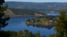 Un lago ideal para los deportes acuáticos y disfrutar de la naturaleza. Un lago ideal para los deportes acuáticos y disfrutar de la naturaleza.