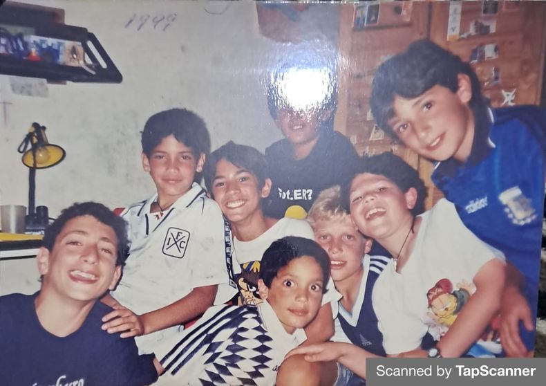 Pablo junto a sus amigos en la infancia.