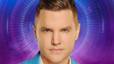 El conductor dio una gran noticia. El conductor dio una gran noticia.