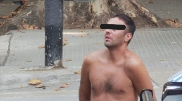 Pánico en Palermo: detienen un hombre armado que caminaba en cuero por la calle