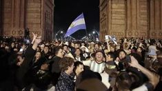 El Arco del Triunfo de Barcelona se vistió de celeste y blanco. El Arco del Triunfo de Barcelona se vistió de celeste y blanco.
