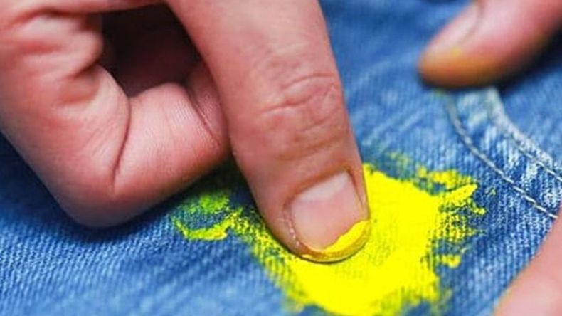 Cómo limpiar una mancha de pintura en la ropa