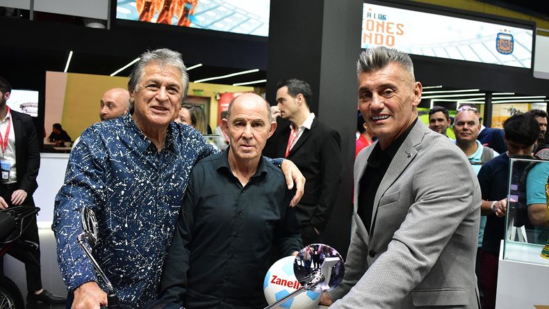 Ubaldo Fillol, Ricardo Bochini y Sergio Goycochea, figuras de la selección argentina presentes en el stand de Zanella.