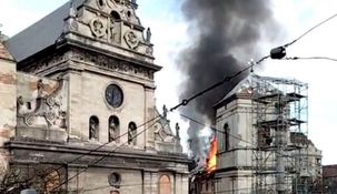Lviv, ubicada a pocos kilómetros de Polonia, es una de las ciudades más alejadas del frente de batalla. Lviv, ubicada a pocos kilómetros de Polonia, es una de las ciudades más alejadas del frente de batalla.